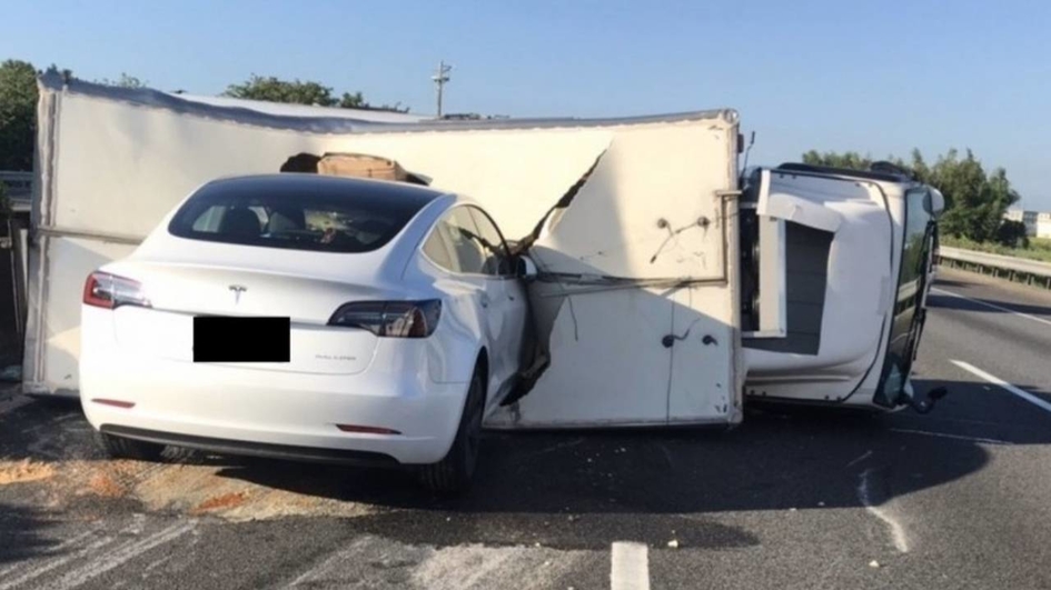 Видео: Автопилот Tesla вновь не заметил белый грузовик