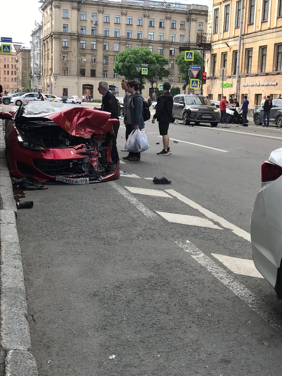 В Петербурге Ferrari влетела в VW Polo разбиты оба автомобиля водитель бюджетника погиб
