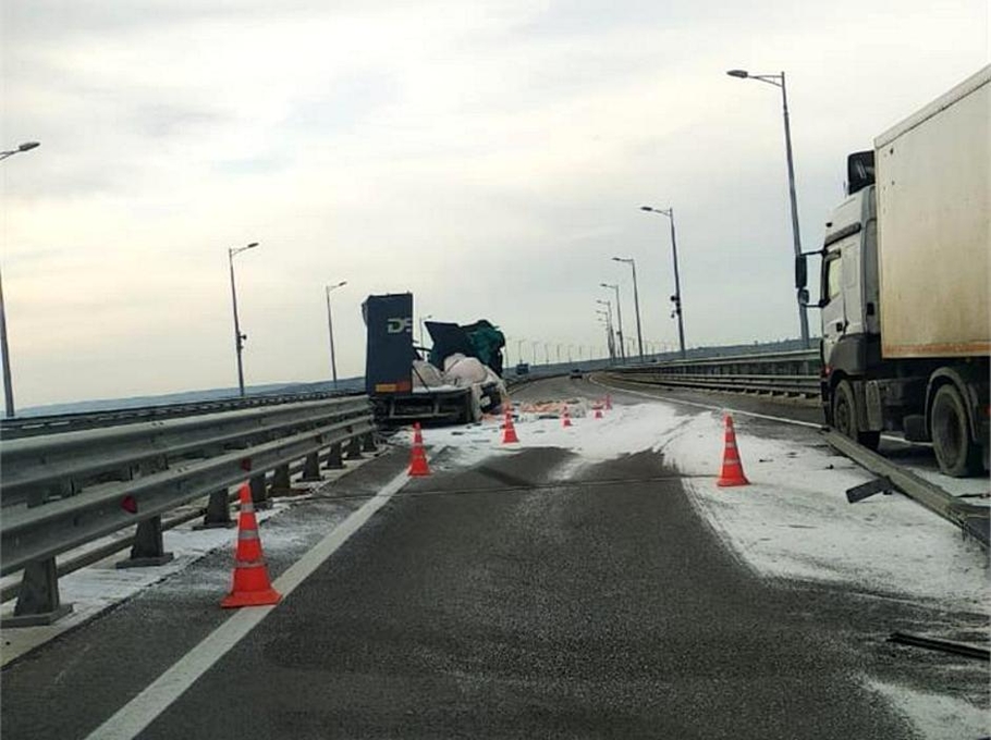 На Крымском мосту фура врезалась в фуру и на дорогу высыпалась сода