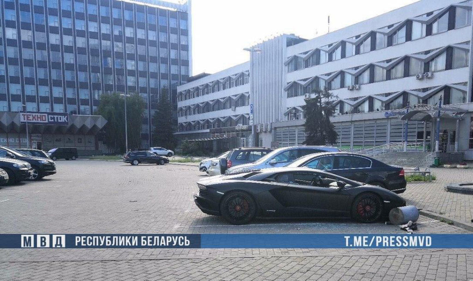 Протестуя против социального неравенства, пьяный россиянин помочился в Минске на Lamborghini