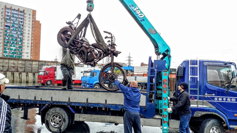 Байкеры Читы подарили городу скульптуру мотоцикла