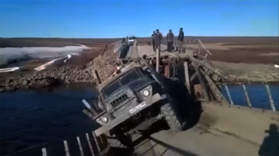 Видео: на Ямале под тяжелым «Уралом» рухнул мост