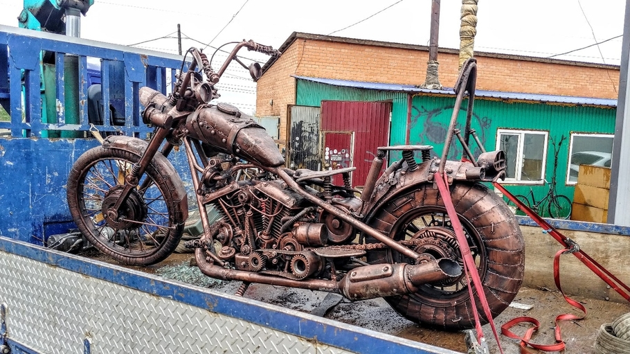 Байкеры Читы подарили городу скульптуру мотоцикла