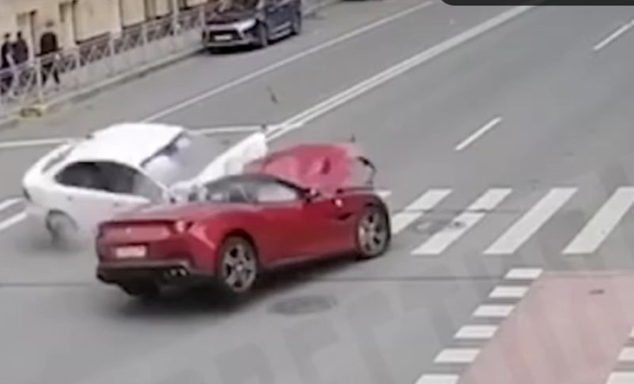 В Петербурге Ferrari влетела в VW Polo разбиты оба автомобиля водитель бюджетника погиб