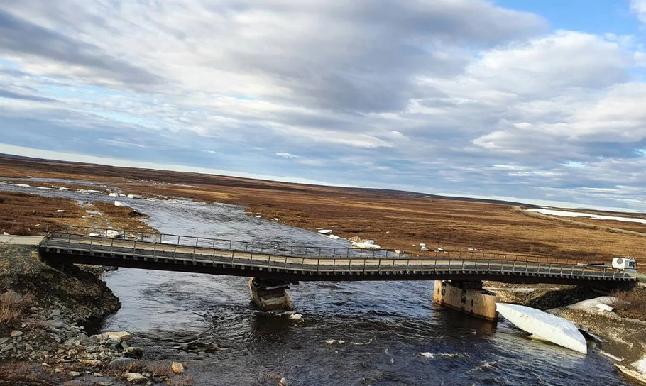 Видео на Ямале под тяжелым Уралом рухнул мост