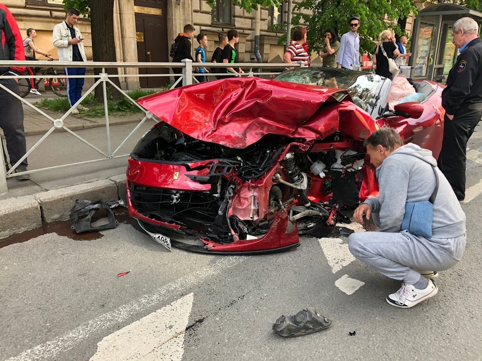 В Петербурге Ferrari влетела в VW Polo: разбиты оба автомобиля, водитель «бюджетника» погиб