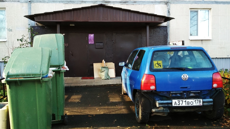 Парковать машины возле мусорных контейнеров станет накладно