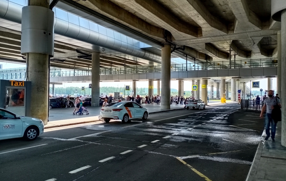 По верхнему пандусу аэропорта Пулково вновь поехали автомобили