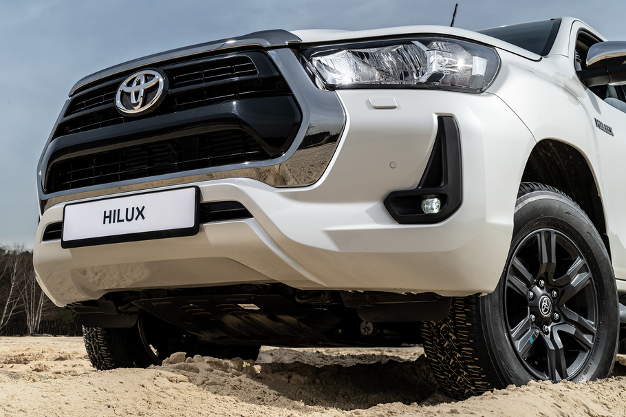 Toyota объявила цены обновленных Hilux и Fortuner