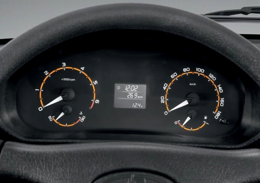 Chevrolet Niva получит новую приборную панель и решетку радиатора