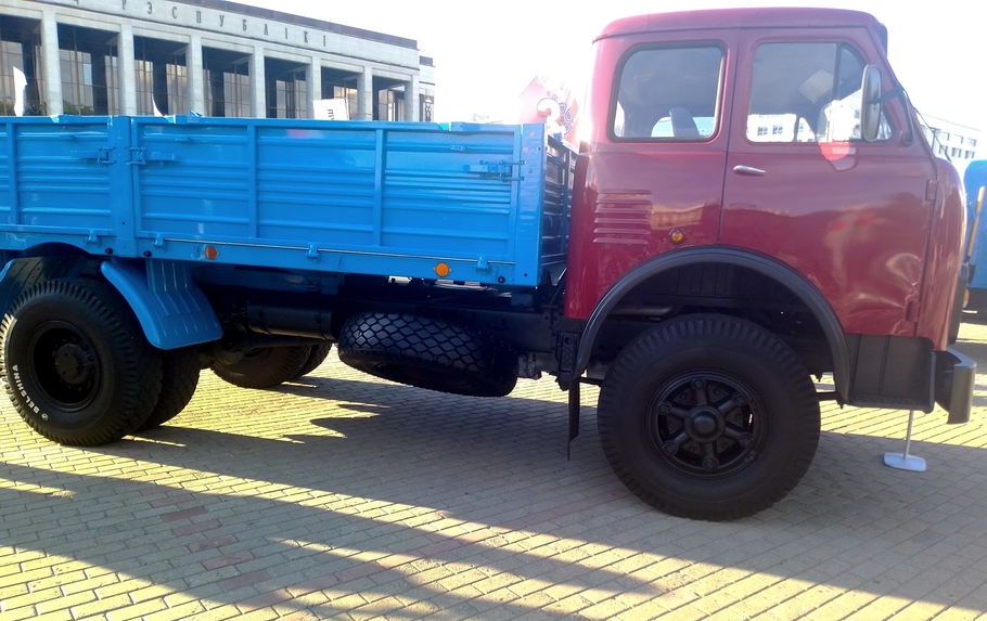 Парад техники в Минске от старого МАЗ 205 до БелАЗов и электромобилей