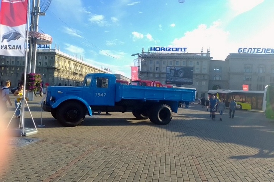 Парад техники в Минске от старого МАЗ 205 до БелАЗов и электромобилей