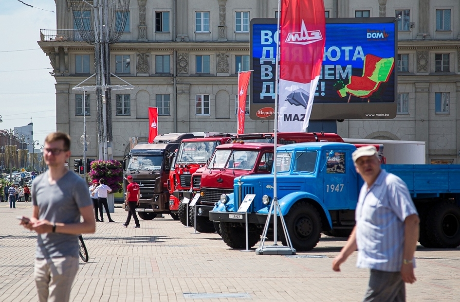 Парад техники в Минске: от старого МАЗ-205 до «БелАЗов» и электромобилей