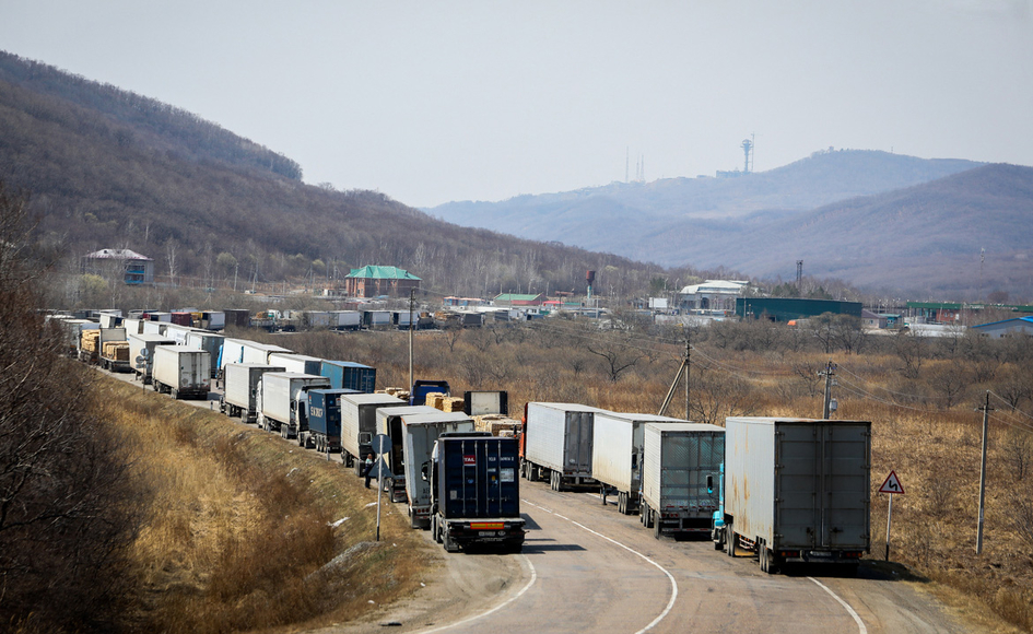 В Приморье на российско-китайской границе скопилось 160 грузовиков