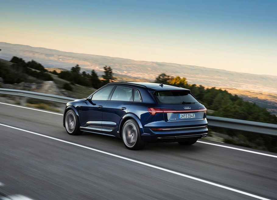Audi e tron получил новую базовую комплектацию