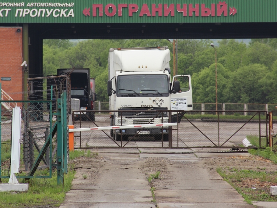 В Приморье на российско китайской границе скопилось 160 грузовиков