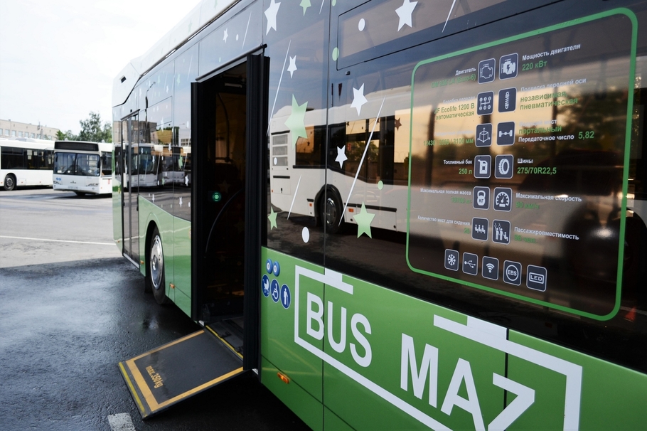 В Петербурге начались испытания нового автобуса МАЗ с зарядками для телефонов