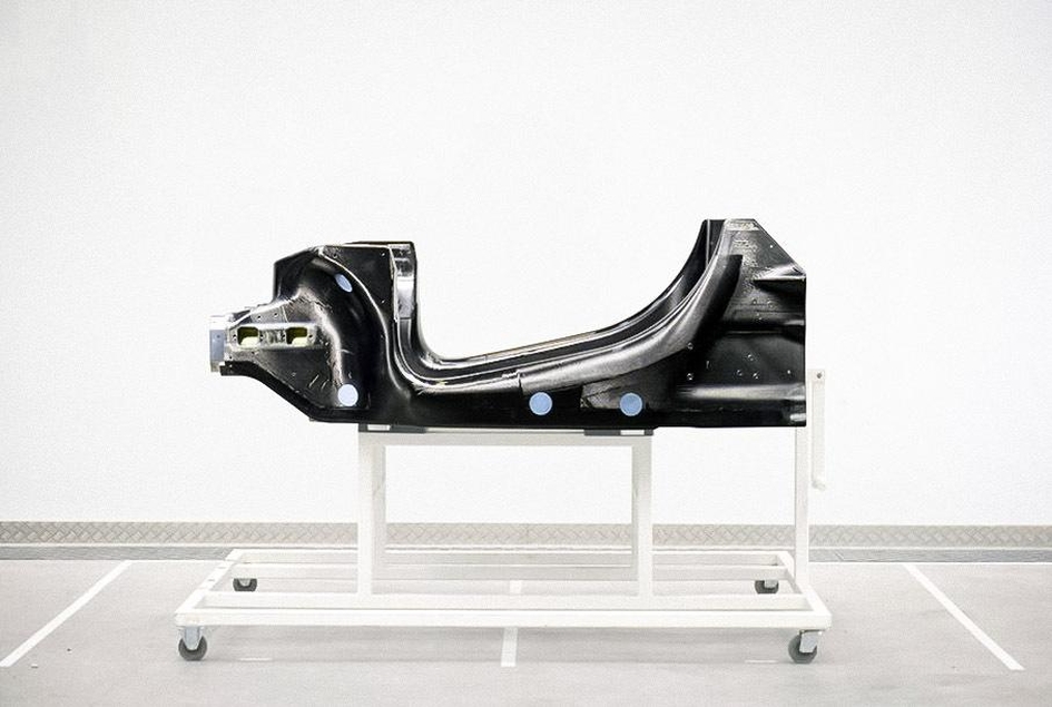 McLaren показал карбоновый монокок для супергибрида