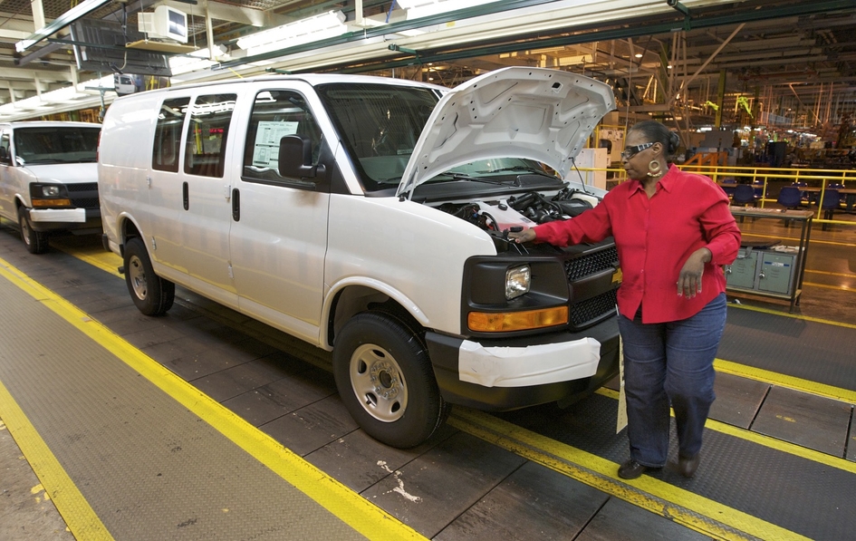 General Motors отправил офисных работников на конвейер