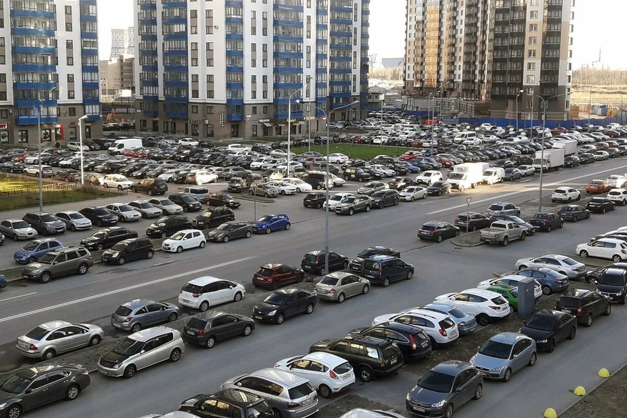 Россияне стали реже оставлять машины на ночь на платных стоянках