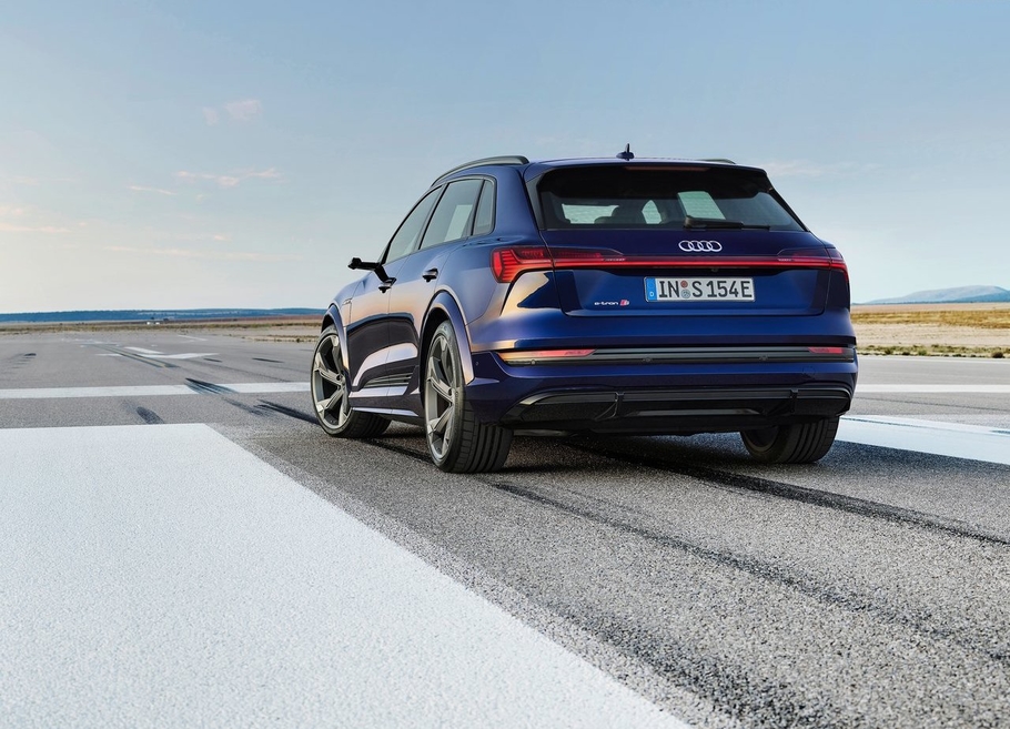 Audi e tron получил новую базовую комплектацию