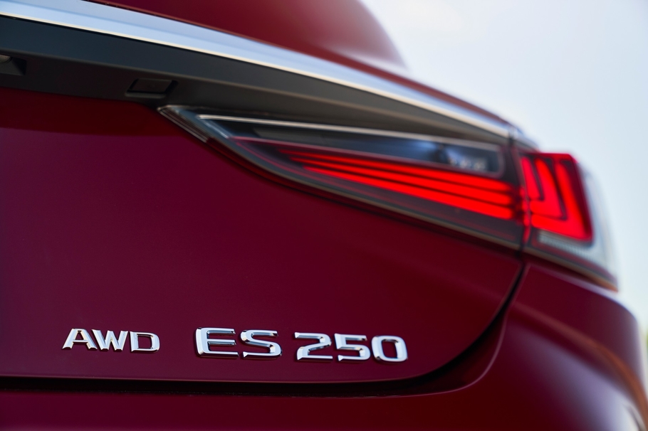 Lexus ES впервые получил полный привод
