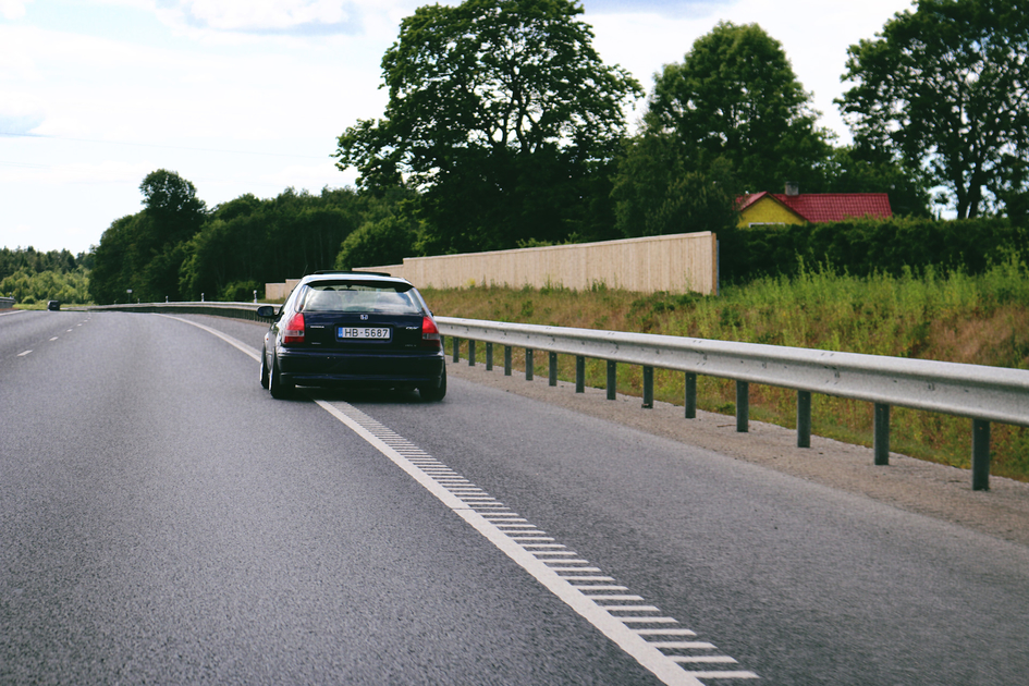 В Эстонии для водителей, нарушающих скоростной режим, придумали успокаивающие остановки