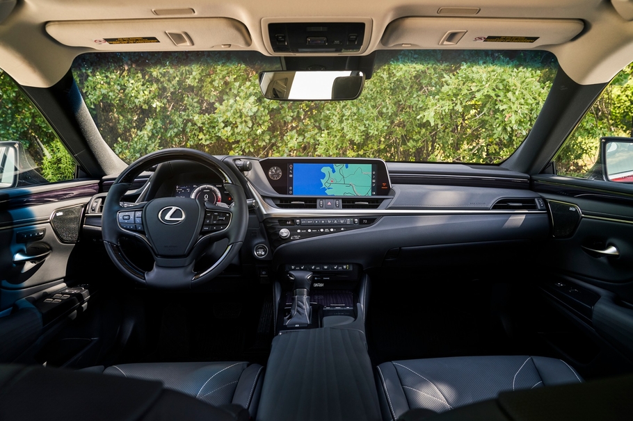 Lexus ES впервые получил полный привод