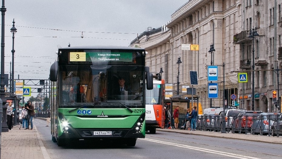 В Петербурге начались испытания нового автобуса МАЗ с зарядками для телефонов