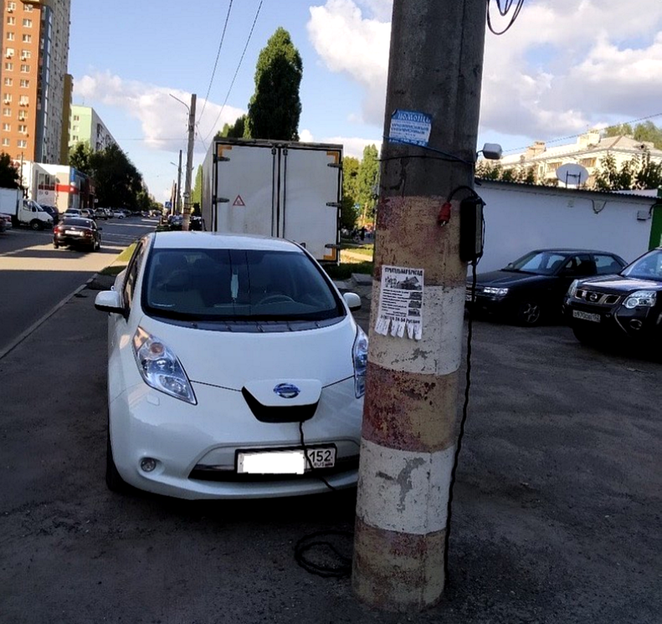 Нижегородский Nissan Leaf подзарядился от столба