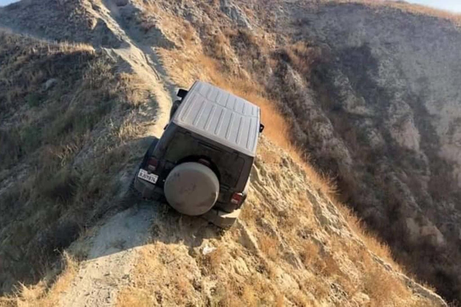 Видео Энтузиасты спасли Jeep Wrangler застрявший на горной тропе