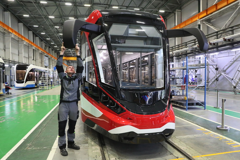 Сверхлегкий алюминиевый трамвай «Витязь-Ленинград» может иметь оттенок «Теплой осени» или «Морозной рябины»