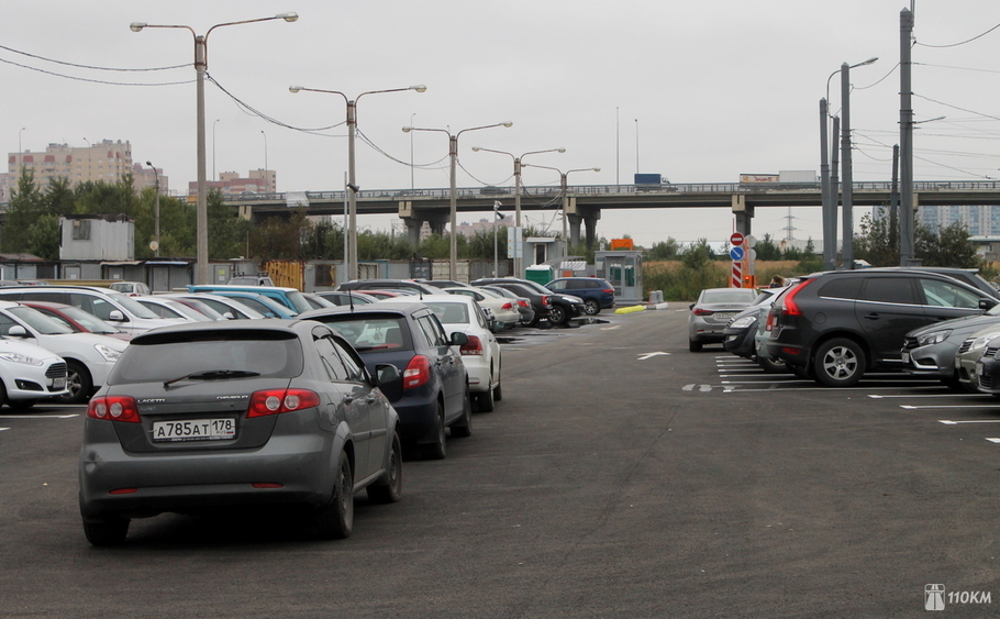 Глас народа о парковках в двух столицах что москвичу батон то петербуржцу булка