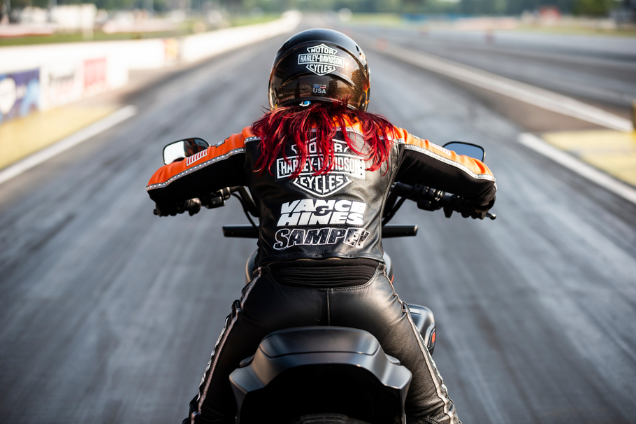 Женщина райдер установила на электрическом Harley Davidson LiveWire несколько рекордов скорости