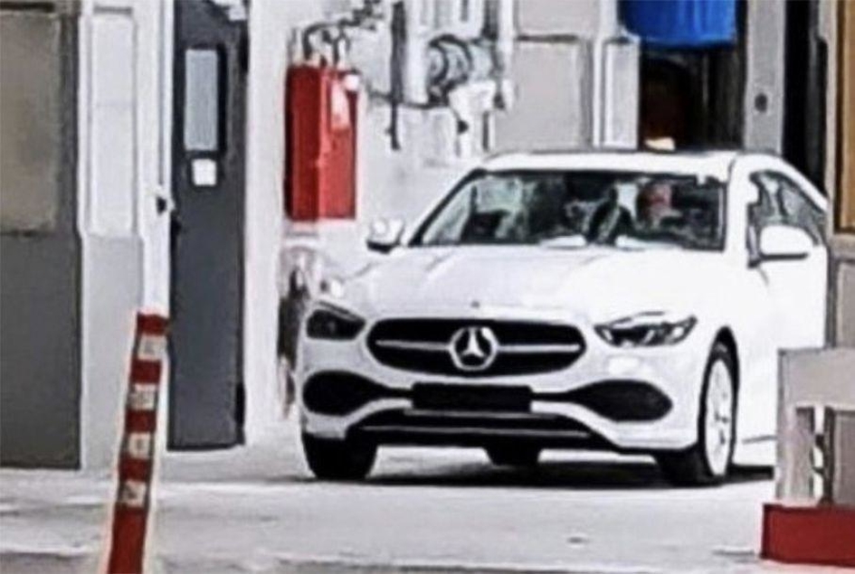 Новый Mercedes-Benz C-Class попался без камуфляжа
