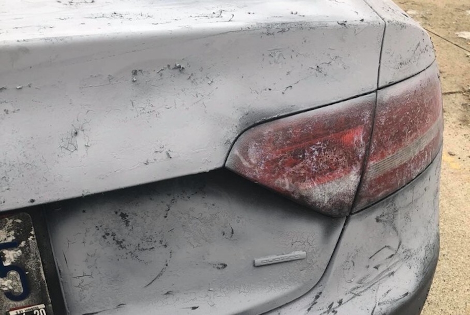 Владелец Audi решил самостоятельно смыть «жидкую резину», посмотрите, что получилось