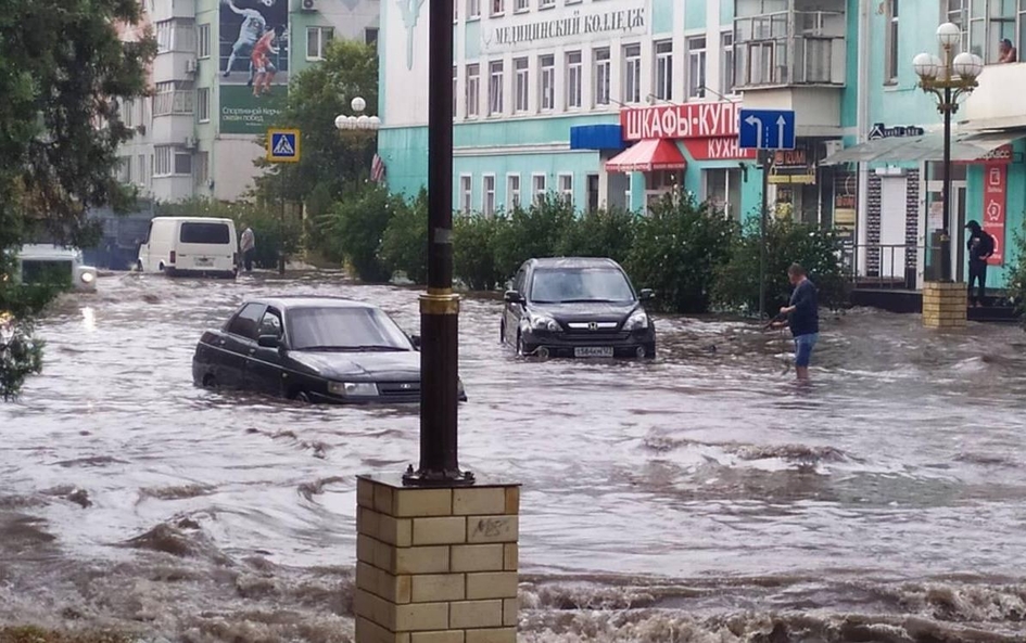 Керчь сегодня затопило – машины плавали. Подборка фотографий