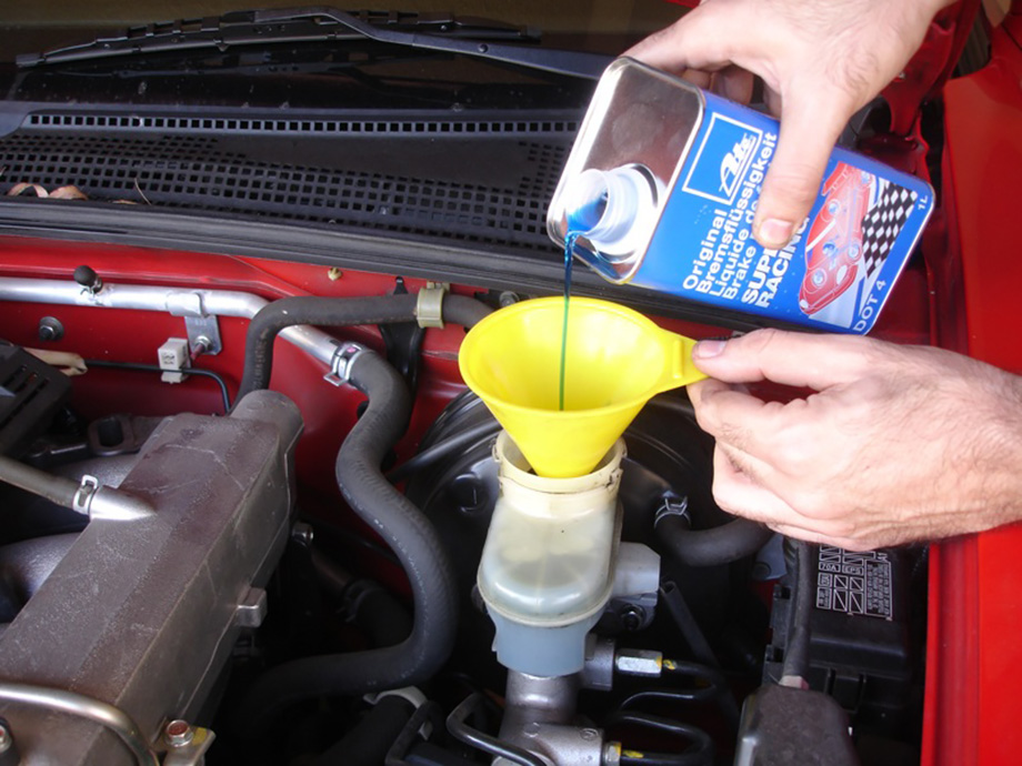 Когда менять тормозную жидкость в автомобиле: как поменять своими руками, зачем менять