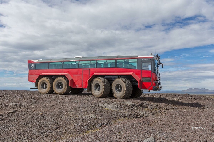 Исландский 8 колесный скакун Sleipnir возит экскурсии к ледникам
