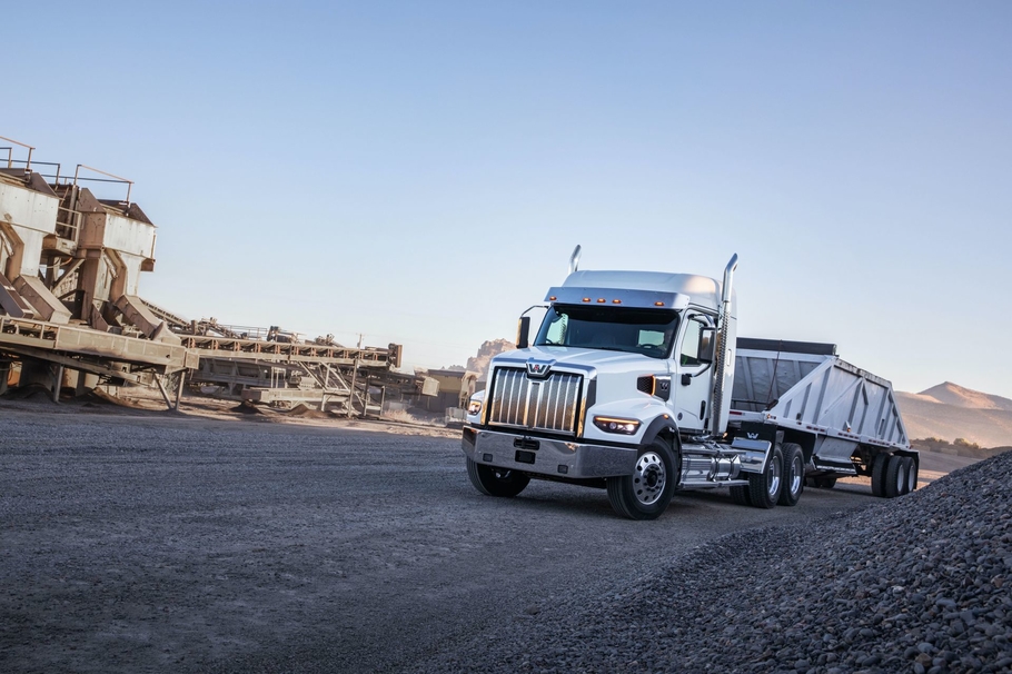 Daimler AG выпустил новый капотный грузовик