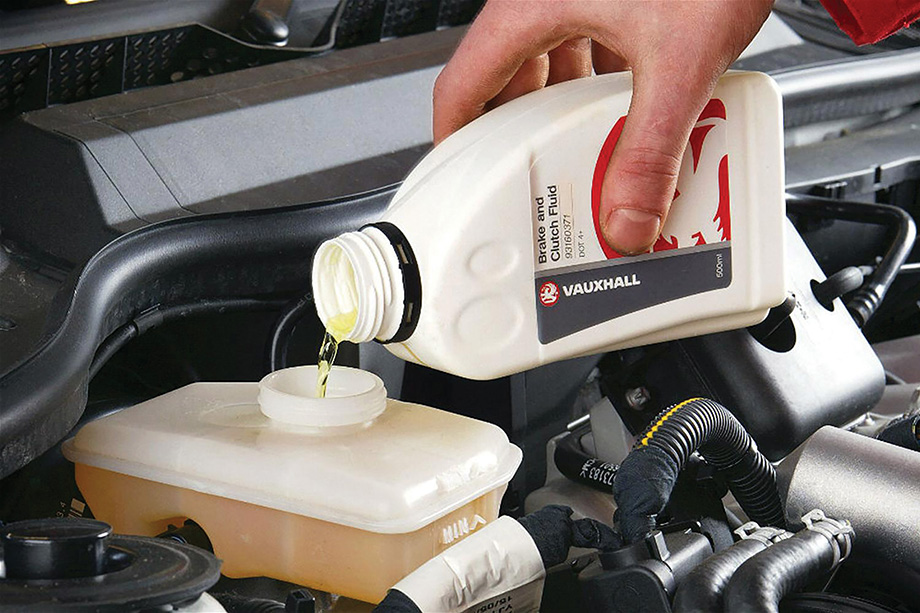 Когда менять тормозную жидкость в автомобиле: как поменять своими руками, зачем менять