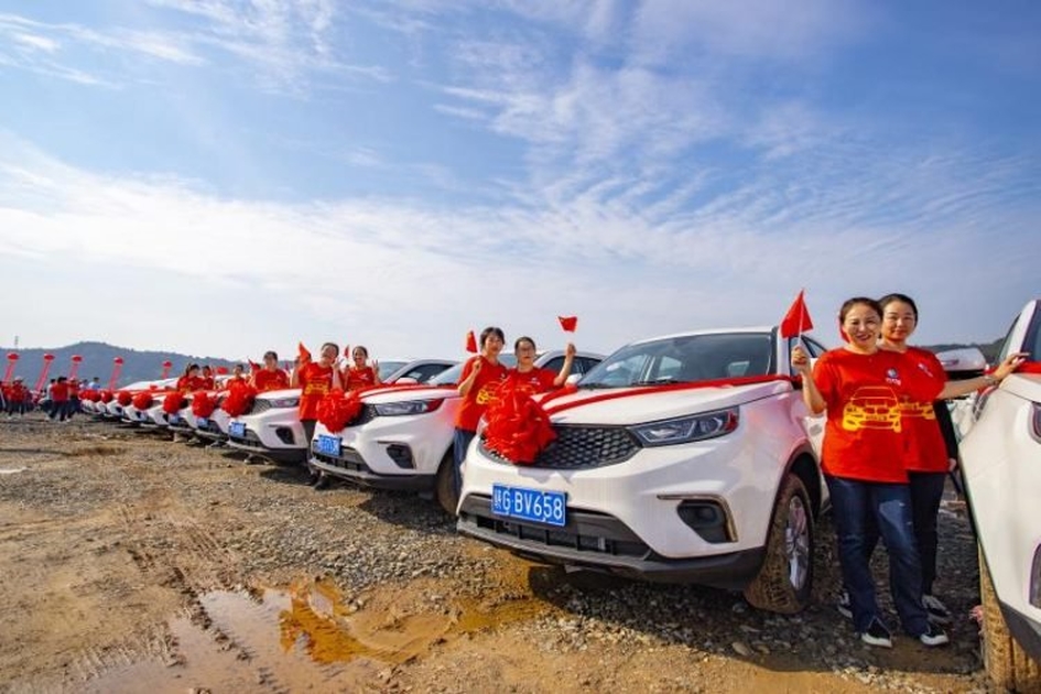 Китайская компания подарила работникам 4 тысячи автомобилей за перевыполнение плана