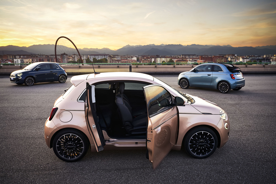 Fiat представил новую версию электрического ситикара 500e с дополнительной дверью