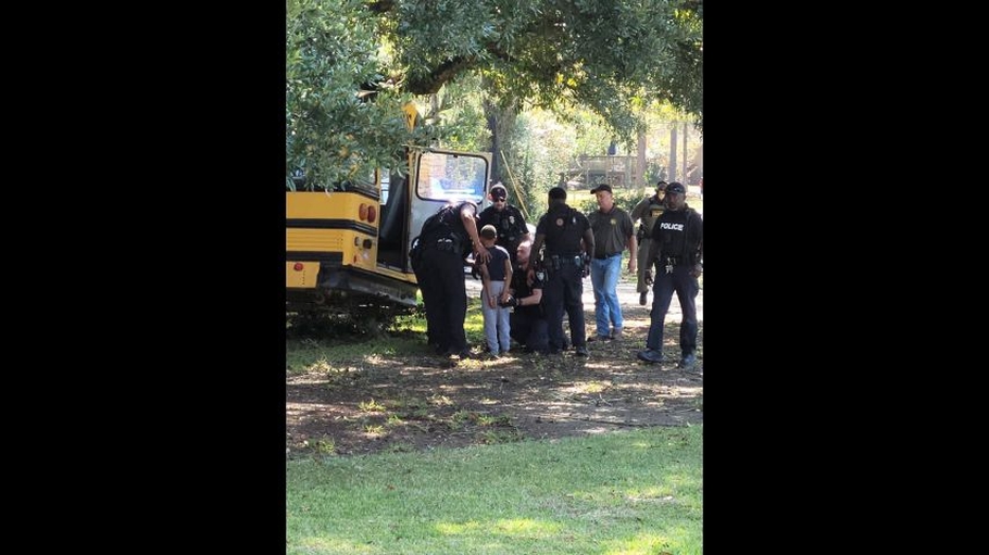11 летний американский мальчик угнал школьный автобус