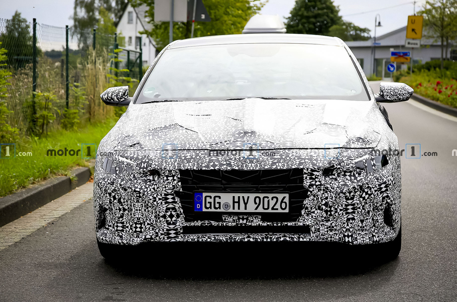 Hyundai тестирует горячую Elantra на Нюрбургринге