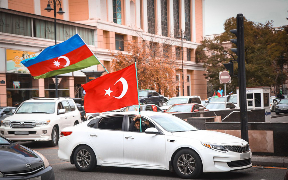 Полиция Москвы и Петербурга будет задерживать автомобили с флагами Азербайджана, Турции и Армении