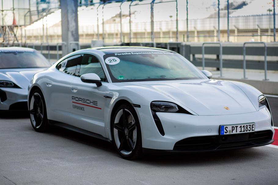 Порше Центр Невский провел презентацию нового Porsche Taycan