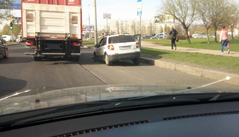В Петербурге стали реже воровать дорожные люки. Но под колеса все же смотреть стоит