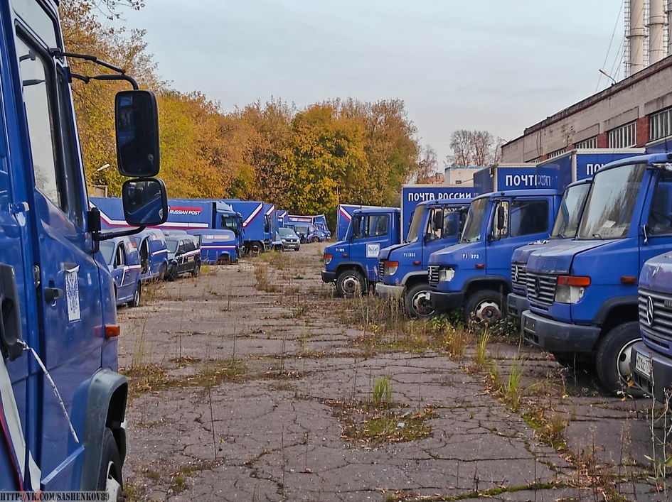 В Москве нашли десятки заброшенных грузовиков Mercedes-Benz с логотипами «Почта России»