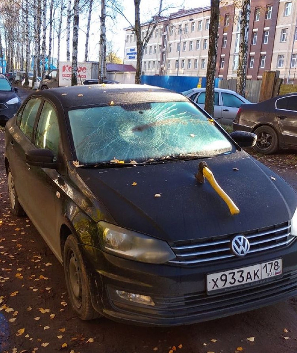 Праздновавшие Хэллоуин прорубили топором капот Volkswagen Polo